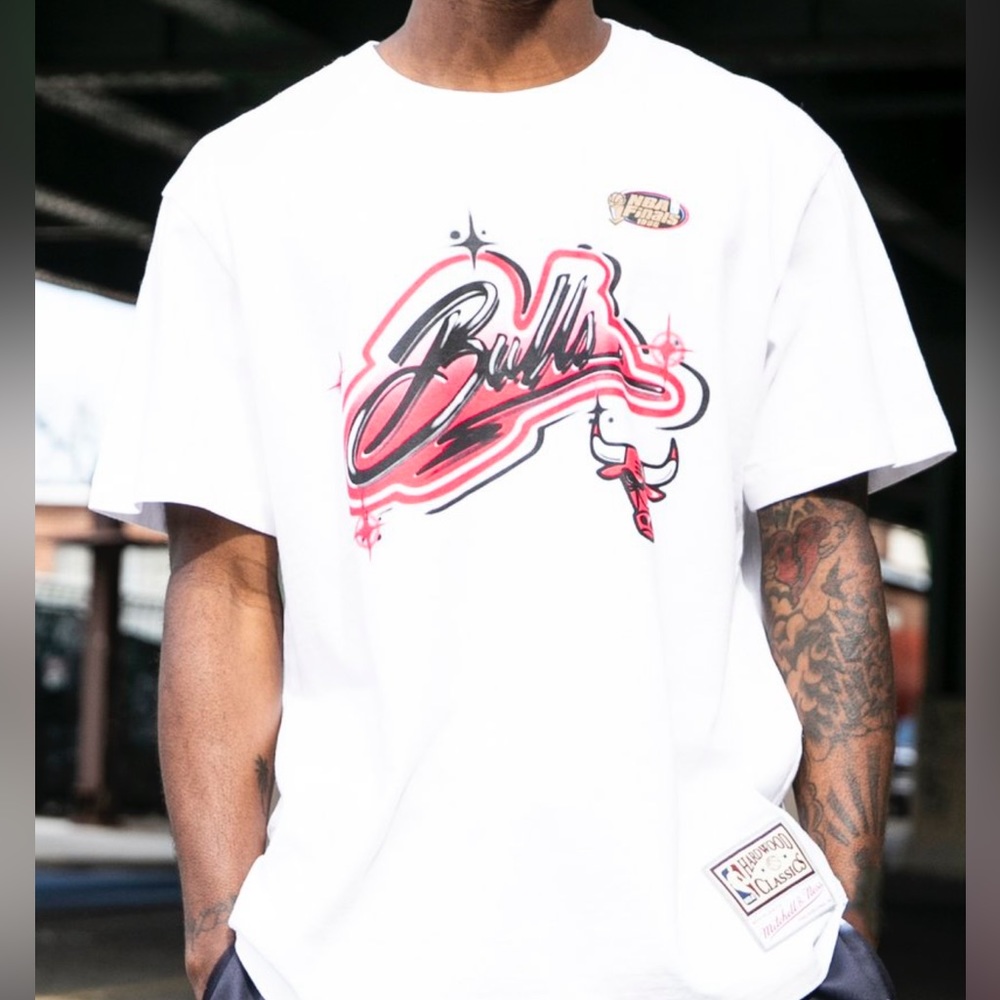 Chicago Bulls Airbrush Hardwood Classic Mitchell and mess Tee, NWT Size Medium